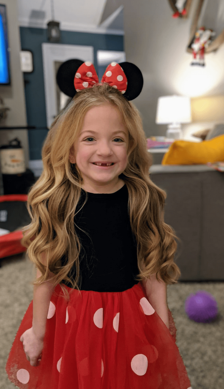 Little girl in Minnie Mouse costume